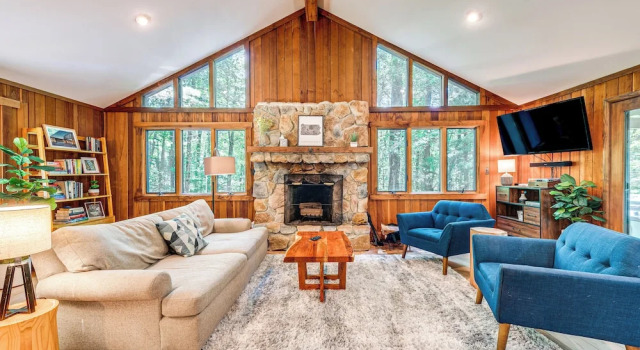 Коттедж Creek Access & Deck: Family Pocono Pines Cottage