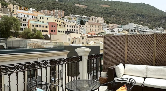 Ultimate City Centre Penthouse with Large Terrace - Grand Central House, Забронировать Отель Гибралтар Гибралтар