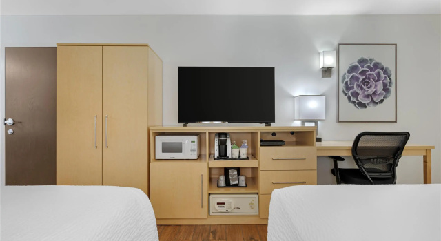 Четырёхместный номер Standard с видом на внутренний двор Best Western Plus South Coast Inn