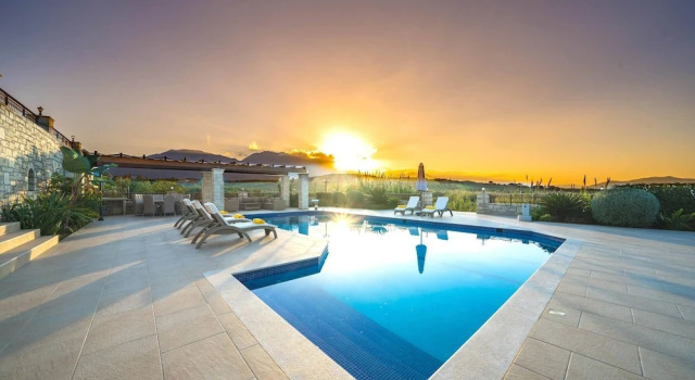 Вилла Karyo Villa,- 4bd, 3min On Foot From The Beach!