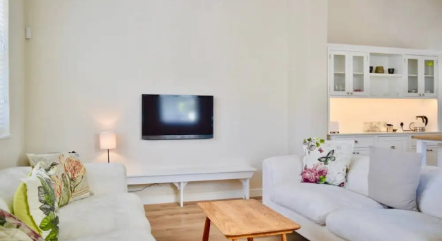 Light and Bright Minimalist Heritage House, Забронировать Отель Отели Cape Peninsula с парковкой, Парковка
