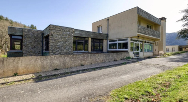 3-person Lakefront Stay in Miremont
