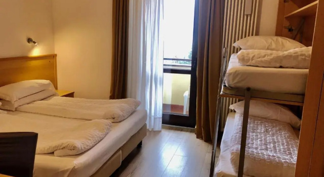 Четырёхместный номер Standard с балконом Hotel Derby