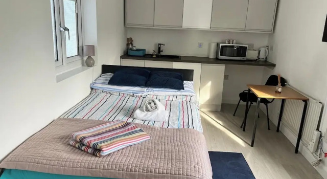 Cozy Studio in Dagenham, London, Varaa Huoneisto Asunnot kohteessa Merseyside, Huoneisto