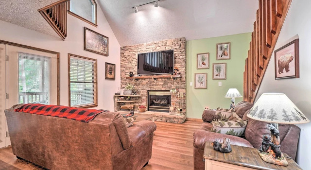 Picturesque Pigeon Forge Cabin w/ Mountain Views, Забронировать Отель Отели Пиджен-Фордж с парковкой, рядом с Cooter’s Place &amp; Museum, Парковка