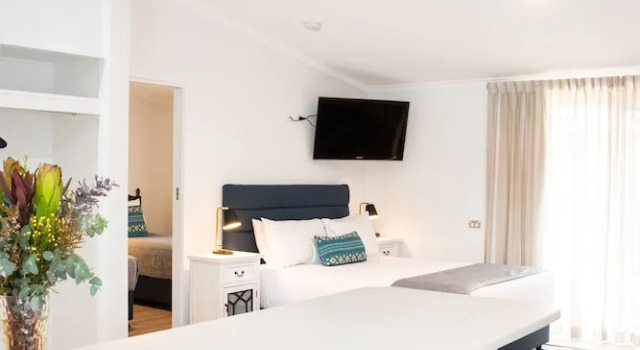 Семейный люкс с видом на бассейн New England Motor Lodge