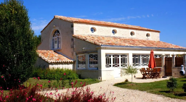 Коттедж с 3 комнатами Le Domaine des Doucins & Spa, Gîte 3 étoiles, 10 minutes de Jonzac piscine et spa