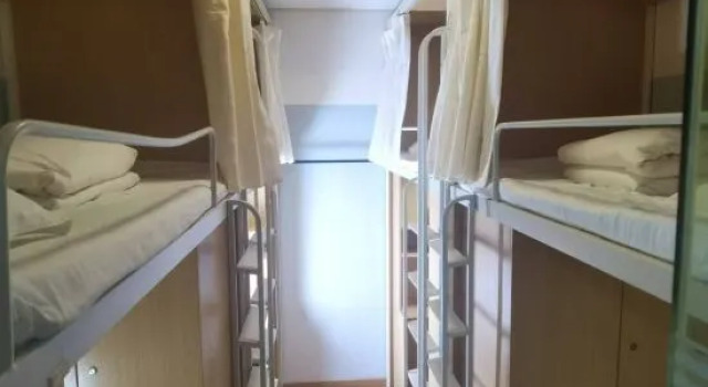 Кровать в общем номере (мужской номер) Xiao Hotel Apartment (Shanghai Pengpu Xincun Subway Station)
