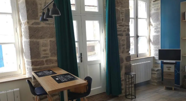 Haute Ville : Studio Ravissant, Забронировать Отель Отели Гранвиль с парковкой, рядом с Музей старого города Гранвиля, Парковка