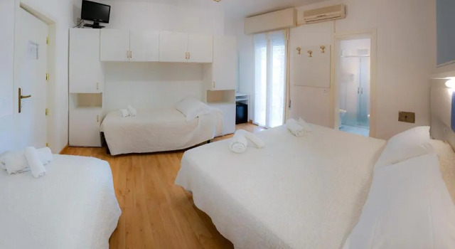 Четырёхместный номер Standard с балконом Hotel Gioiosa