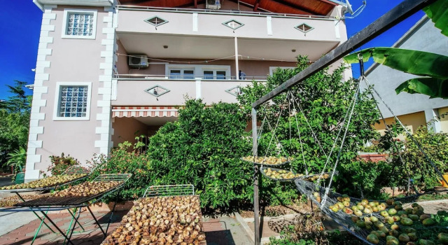 Spacious Ground Floor Apartment With Private Covered Terrace, Near the Sea, Забронировать Апартаменты/квартира Апартаменты Задарской жупания, рядом с Пляж Старенице, Апартаменты/квартира