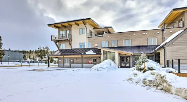 Aprez Retreat 3 Bedroom Condo by RedAwning