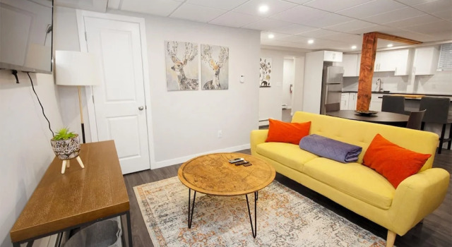Cozy One Bedroom in a Historic Home on the Assiniboine River Lower Level Unit With Den in Wolseley Parking Included, Book Hotel Hotels in Manitoba with Parking, Parking