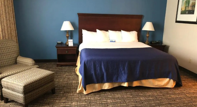 Двухместный номер Deluxe с балконом и с видом на воду Baymont by Wyndham Washington