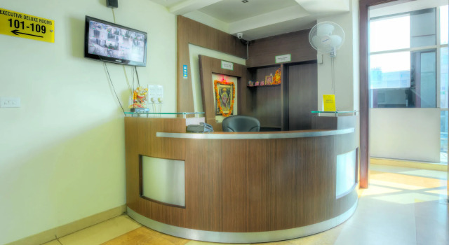 Treebo Shivam Inn Near Singapore Mall, Забронировать Отель Отели Гомти Нагара с парковкой, Парковка