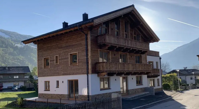 Шале с балконом Chalet in Neukirchen near Ski Slopes