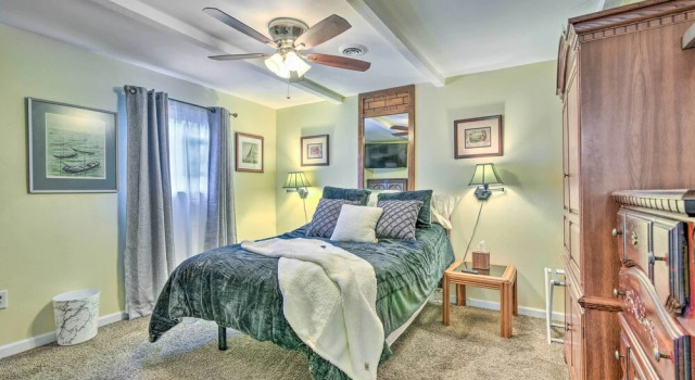 Pet-friendly Taylor Home w/ Backyard Oasis!, Varaa Hotelli Taylor Detroit Metropolitan Area