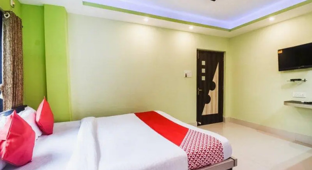 OYO 42659 The Ruby Inn, Boek Hotel Hotels in Jādabpur met parkeren, Parkeren