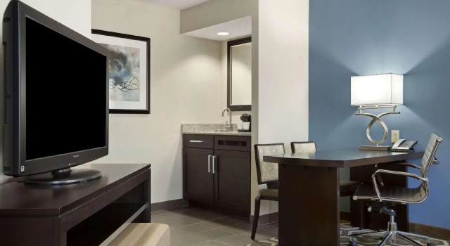 Двухместный номер Standard Embassy Suites by Hilton St Louis Airport