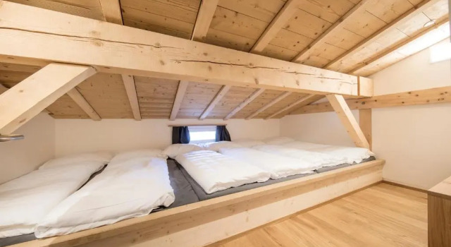 Кровать в общем номере Hotel Grimsel Passhöhe