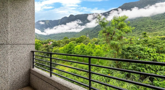 Standard Neljän hengen huone parvekkeella vuoristomaisema Hualien Qian B&B