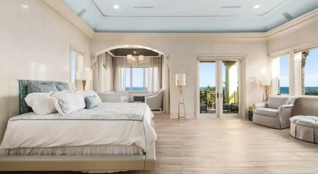 Luxurious 3-story Estate With Gym Pool Slide Private Beach and Lighthouse Views, Varaa Lomakoti Huvilat kohteessa Florida, Villa