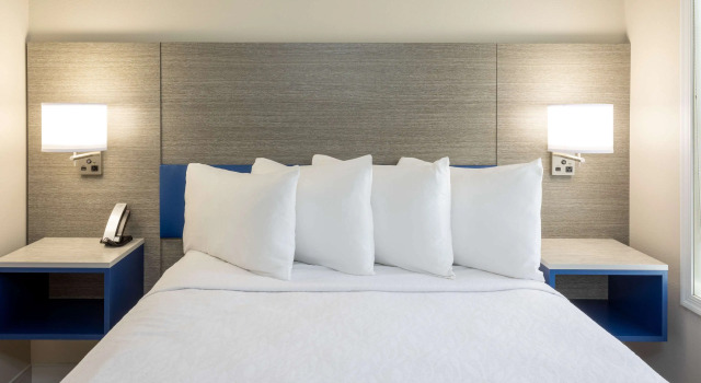 Двухместный люкс GrandStay Hotel and Conference