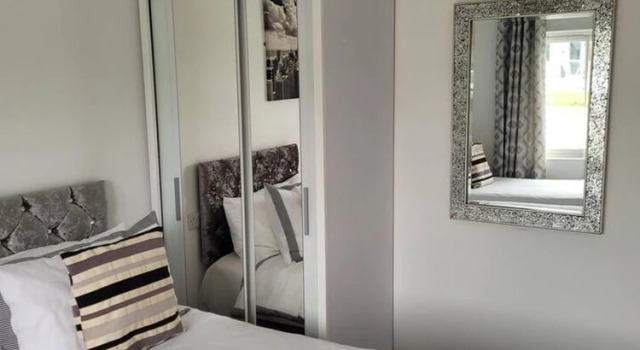 Captivating 2-bed Bungalow in Oulton Broad, Boek Hotel Hotels in Merseyside met zwembad, Zwembad