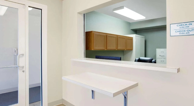 WoodSpring Suites Baton Rouge East I-12, Забронировать Отель Батон-Руж Луизиана, рядом с Sherwood Twelve Plaza Shopping Center