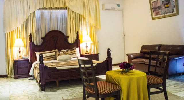 Люкс Executive с балконом Embassy Suites Hotels & Restaurant