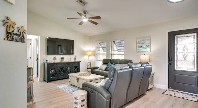 Hot Tub & Pool: Coconut Palms in Cape Coral