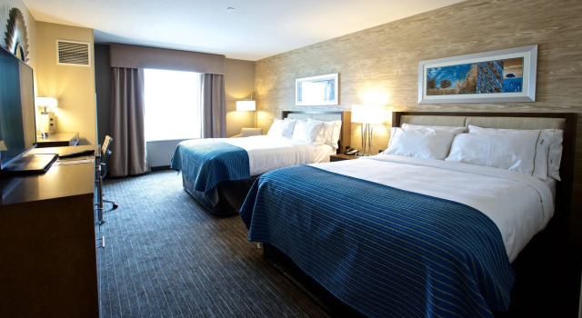Четырёхместный номер Standard Holiday Inn Express Fargo SW - I-94 Medical Center by IHG
