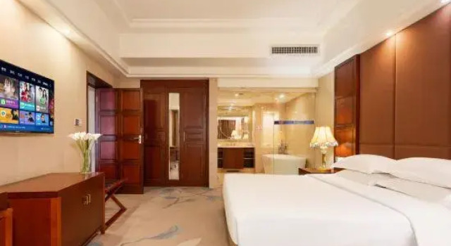 Люкс Galaxy International Holiday Hotel