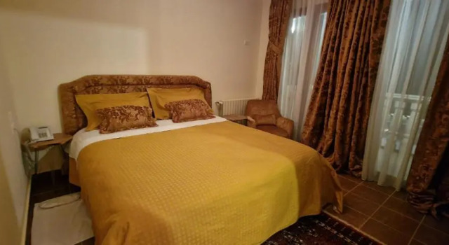 Camera Standard Faqra Palace