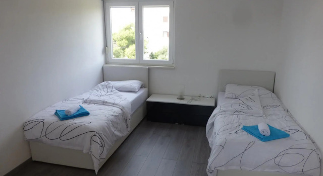 Nice Apartment With Shared Swimming Pool Only 500M From The Beach And 4Km From Trogir