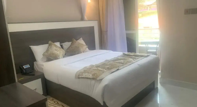AK Gardens Hotel, Rezerwuj Hotel Hotele w Ibanda z parkingiem, Parking