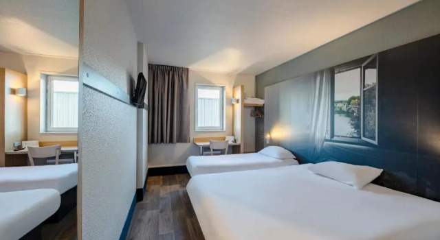 Трёхместный номер B&B HOTEL Poitiers 1 Futuroscope
