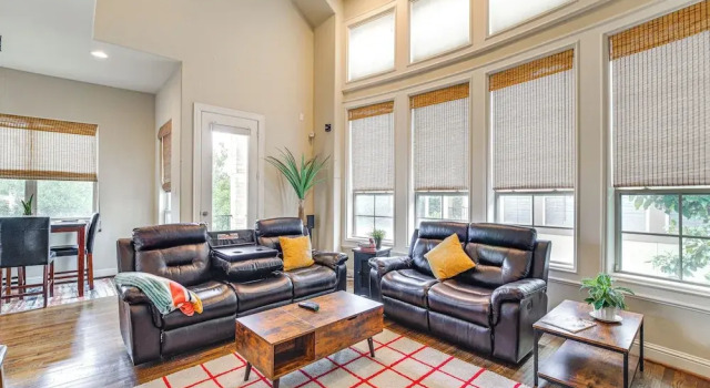 Апартаменты с 3 комнатами с балконом Gated + Private: Dtwn Houston Home 8 Mi to NRG