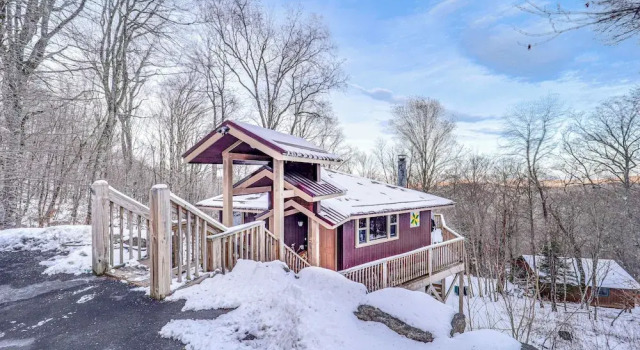 Коттедж с 3 комнатами с балконом 1/2 Mi to Skiing! Beech Mountain Cabin w/ Deck