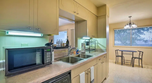 Cozy San Antonio Home w/ Patio, 1 Mi to Airport!, Rezerwuj Dom wakacyjny Bexar County 