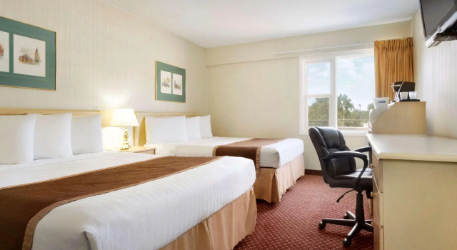 Четырёхместный номер Standard Travelodge by Wyndham Lethbridge