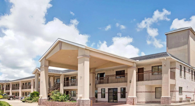 Четырёхместный номер Standard Days Inn by Wyndham El Campo TX