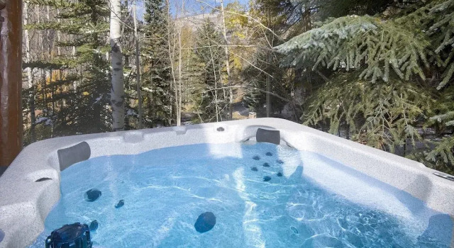 Коттедж с балконом Greenhill Court Vacation Home