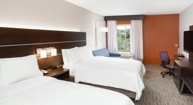 Четырёхместный номер Standard с видом на город Holiday Inn Express Haskell-Wayne Area by IHG