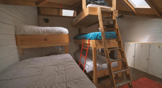 Кровать в общем номере Hostal Climb House