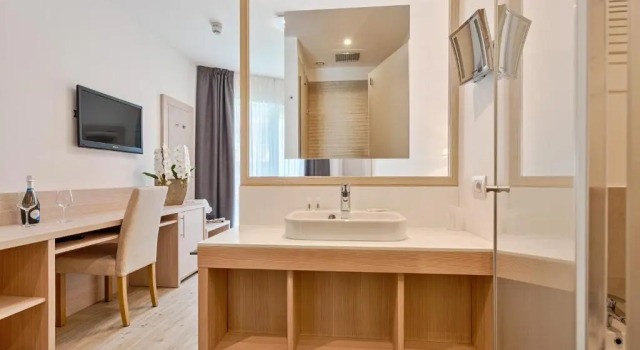 Двухместный номер Comfort с балконом и с частичным видом Holiday Apartments Bellariva