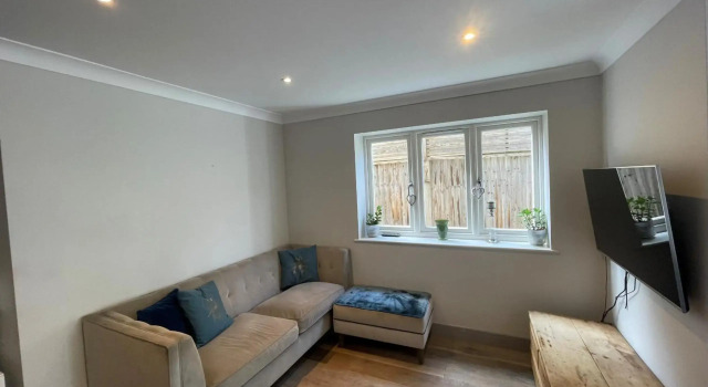 Ascot stunning and modern 4 bedroom town house with 156 sq ft garden office