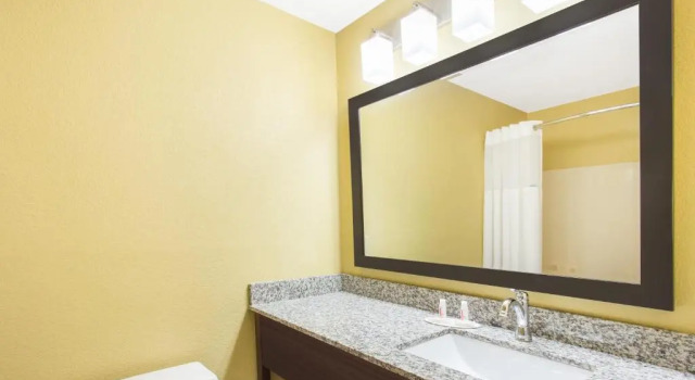 Четырёхместный номер Standard Days Inn & Suites by Wyndham Davenport East