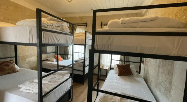 Кровать в общем номере Nomads Cave Hotel & Rooftop