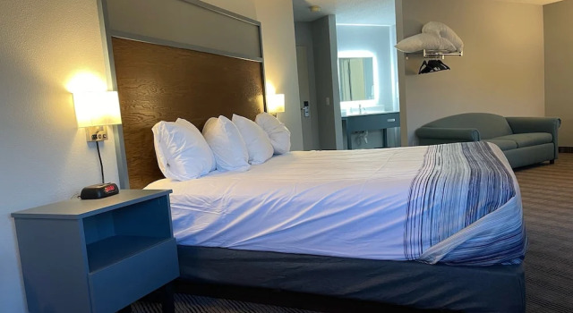 Двухместный номер Standard AmericInn by Wyndham Ladysmith
